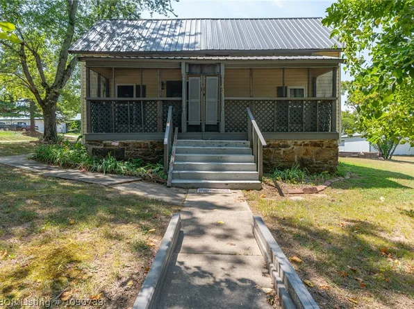 1421 Hendrix St, Altus, AR 72821