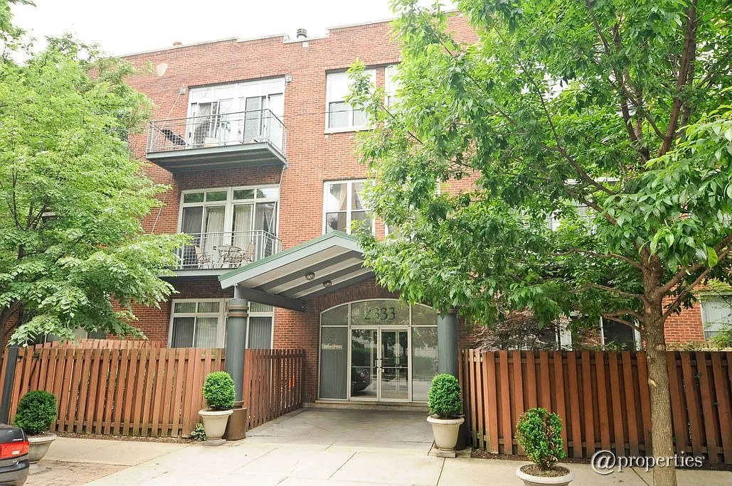 2333 W Saint Paul Ave APT 209 photo 1