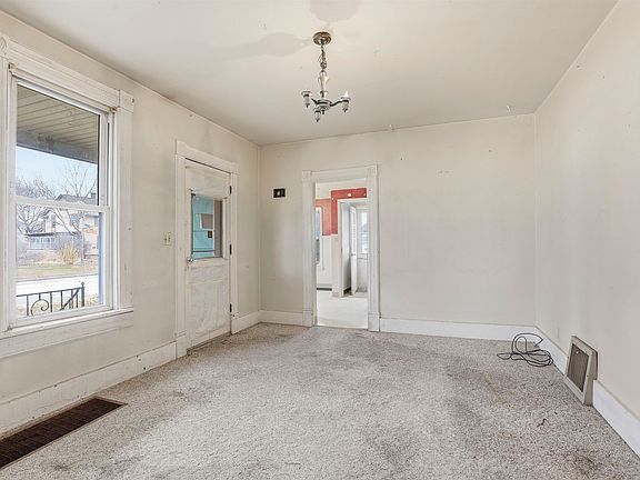 3rd image of 840 W 5th St
