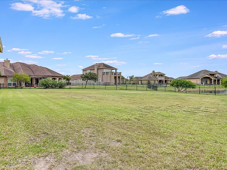 6241 Lago Vista Dr — Photo 22