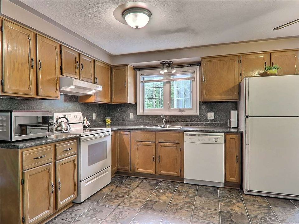 2nd image of 639 Centerville St
