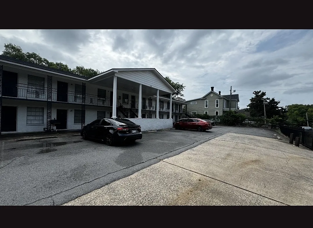 2 bed, 800 sqft, $995 — Photo 1