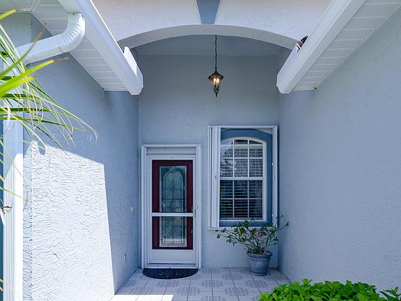 5th image of 909 NW Sarria Ct