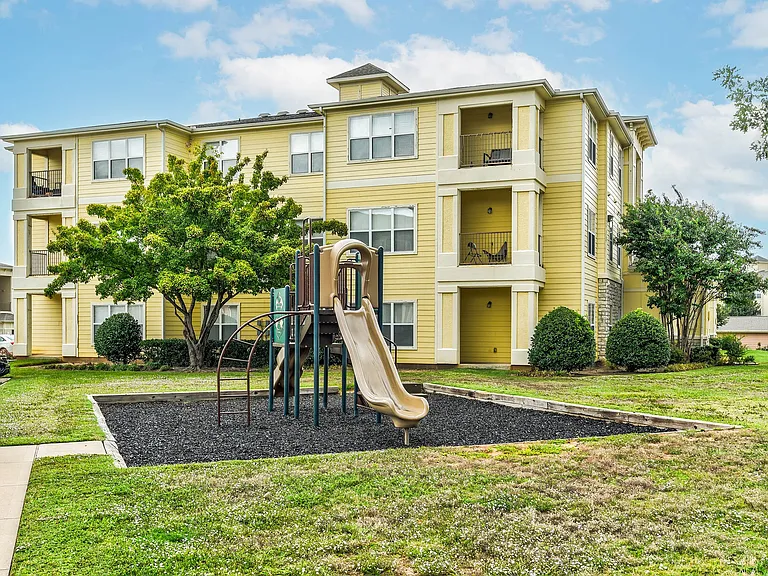 Sonoma Grande Apartments — Photo 4