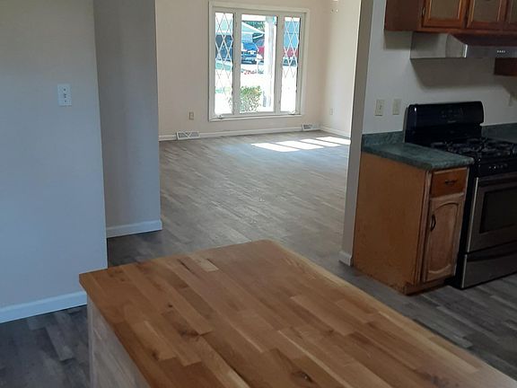 Good flow from living room to kitchen.