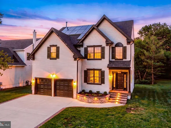 12 Wood View Dr, Mount Laurel, NJ 08054