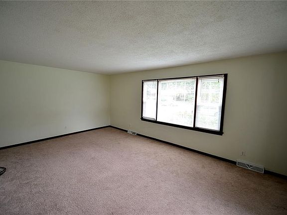 3rd image of 710 Oxford Dr