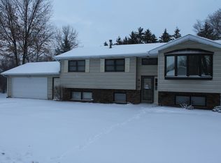 416 Lakeside Dr, Fairbank, IA 50629