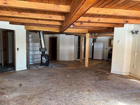 4th image of 788 Goldstream Rd