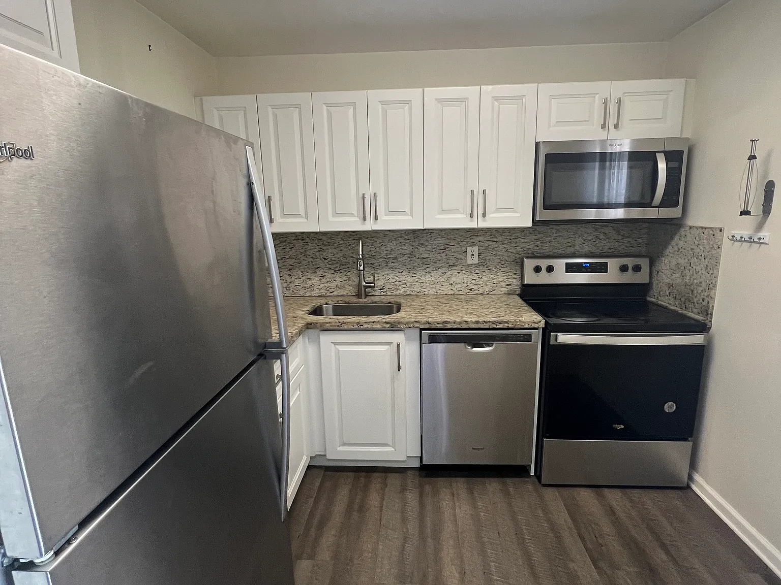2 bed, 840 sqft, $1,900 — Photo 3