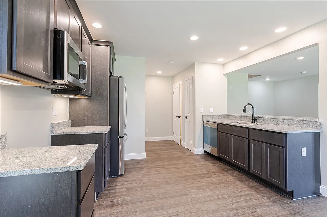 3 bed, 2.5 bath, 3072 sqft, $2,500 — Photo 4