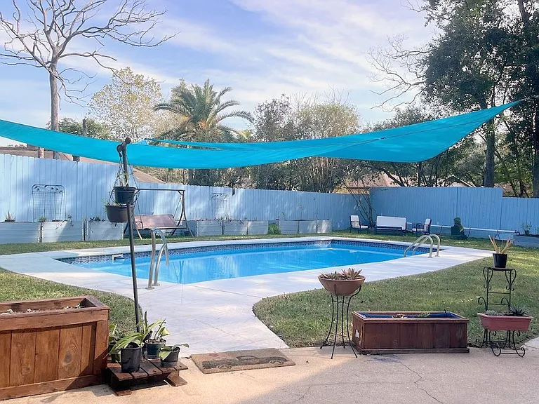 719 Park Knoll Ln — Photo 2