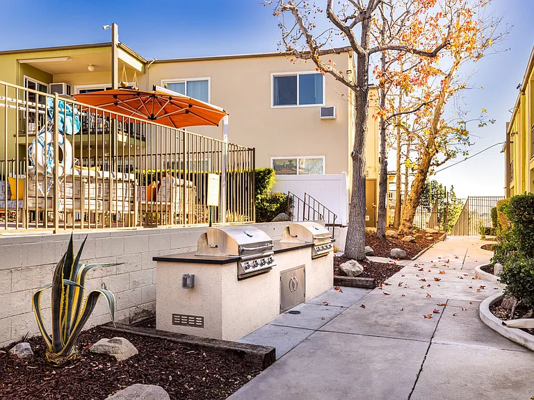 Summit La Crescenta — Photo 25