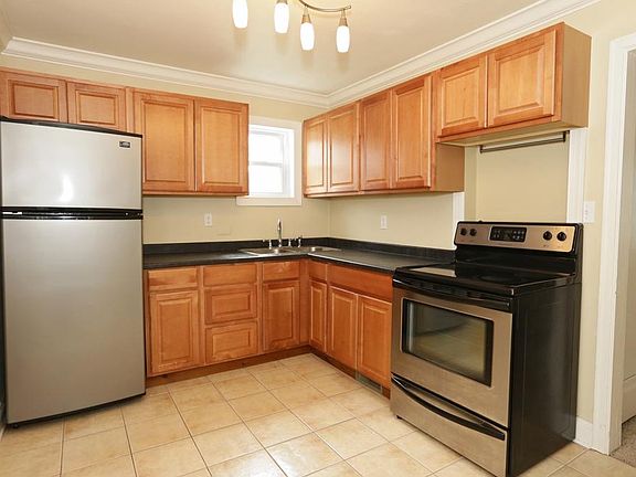 2nd image of 376 Magnolia Ave E