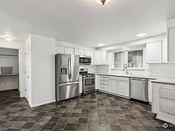 5th image of 8612 Sebastian Drive NE