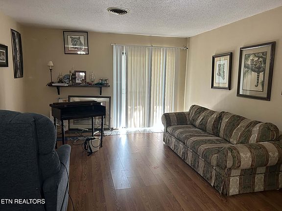 5th image of 605 W Hills Dr