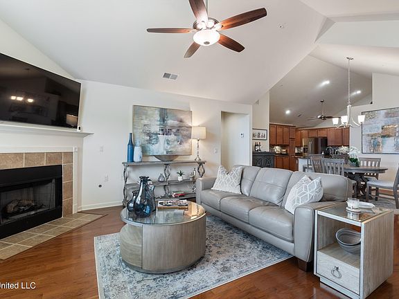 3rd image of 8745 Parkview Oaks Cir