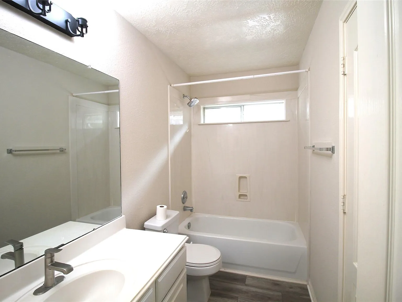 3 bed, 2.0 bath, 1983 sqft, $2,600 — Photo 4