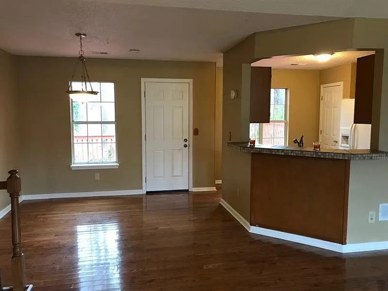 3 bed, 2.5 bath, 1575 sqft, $2,000 — Photo 3
