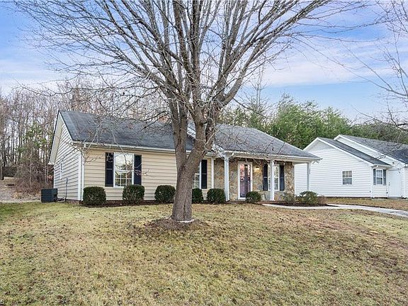 2nd image of 2826 Leo Dr