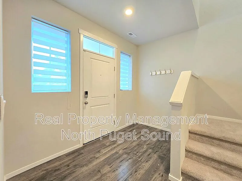 5 bed, 2.5 bath, 2506 sqft, $3,695 — Photo 3