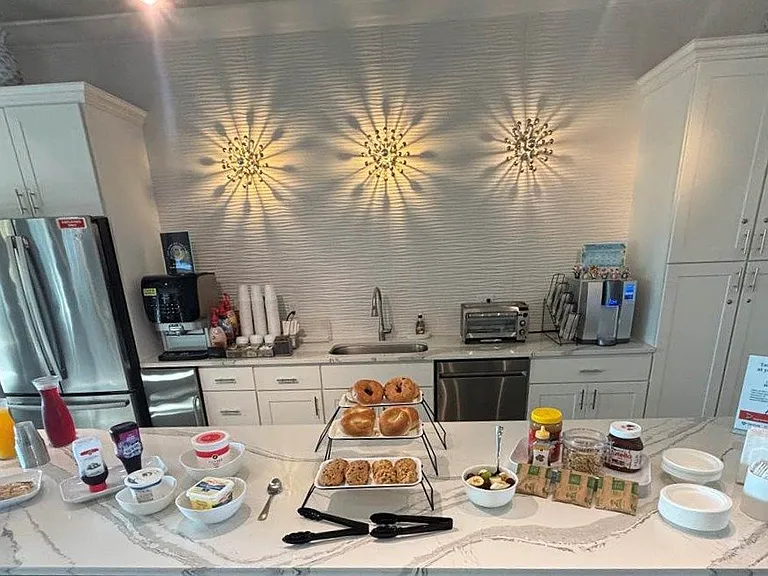 The Oaks on the Lake Upscale 55+ Apartments — Photo 7