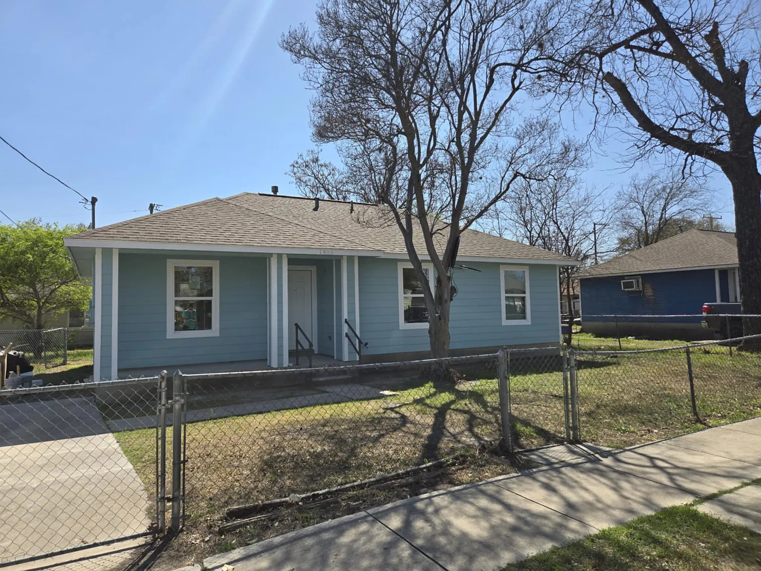 3 bed, 924 sqft, $1,300 — Photo 1