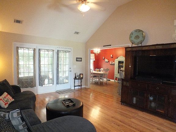 5th image of 208 Fox Haven Dr