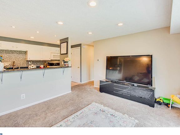 3rd image of 144 Kenwood Dr