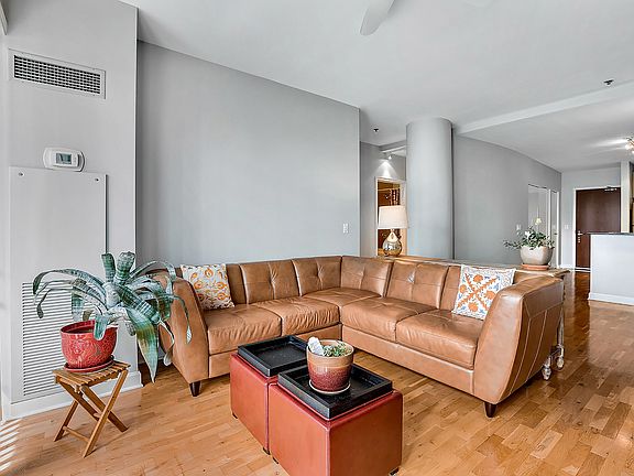 5th image of 1322 S Prairie Ave Unit 1203
