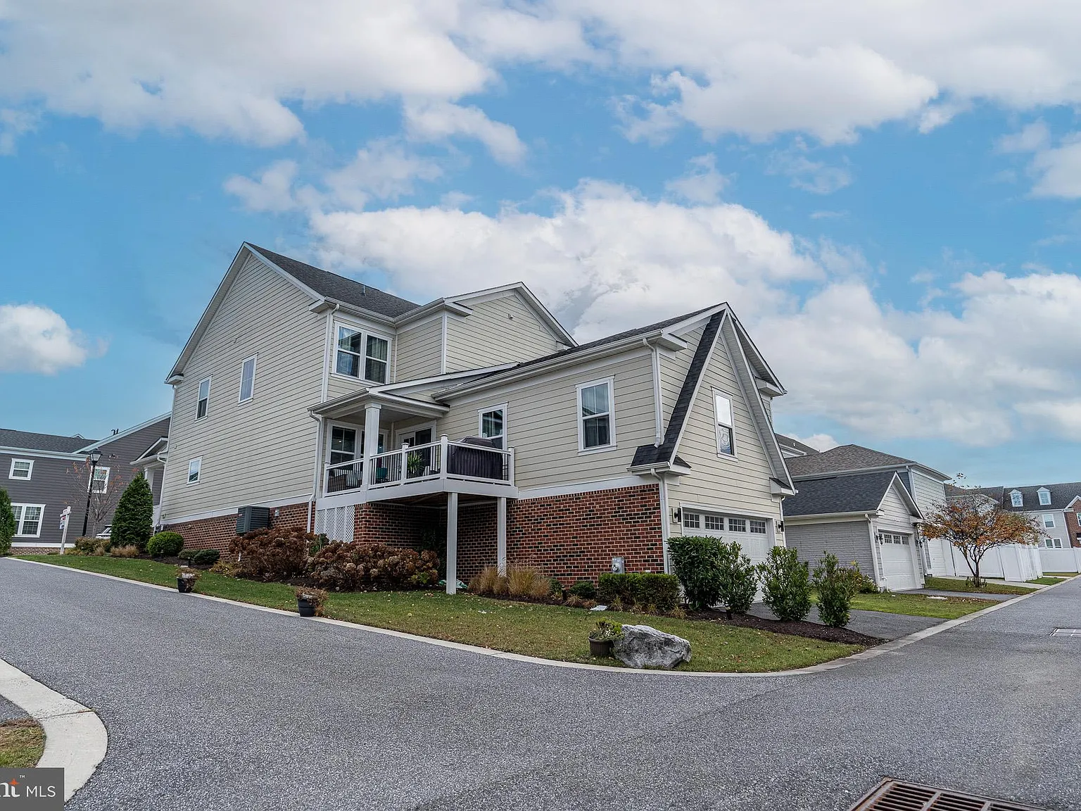 6 bed, 4.5 bath, 4216 sqft, $4,500 — Photo 4