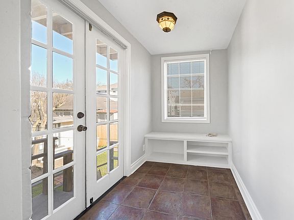 3rd image of 1112 Cortlandt St