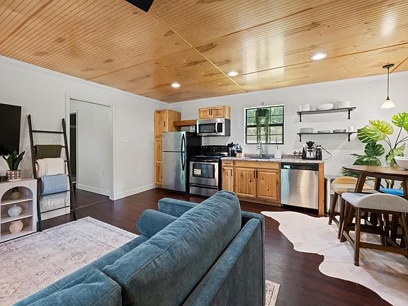3rd image of 200 Dogwood Dr