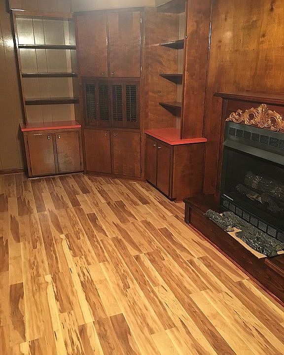 Gas fireplace in livingroom.