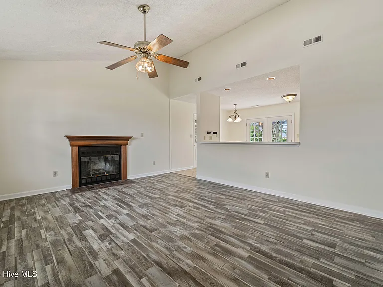 502 Nutfield Dr — Photo 3