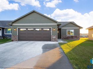 2204 S Creekview Ave, Sioux Falls, SD 57106