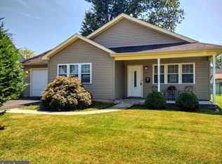 34 Iroquois Rd, Levittown, PA 19057