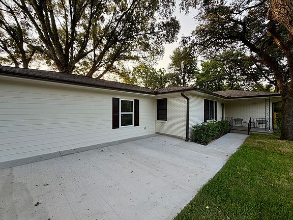 2nd image of 696 Bosque Ln