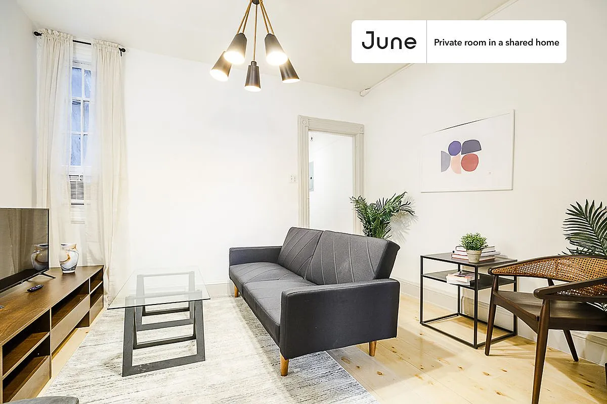 Queen bedroom in 5 bed/1 bath home in Hell's Kitchen #183 D — Photo 3