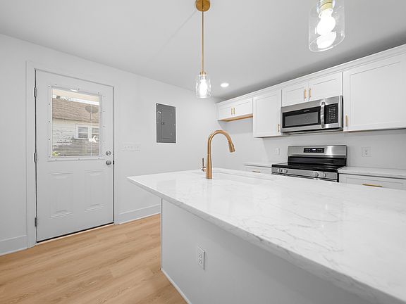 3rd image of 2115 Carter St