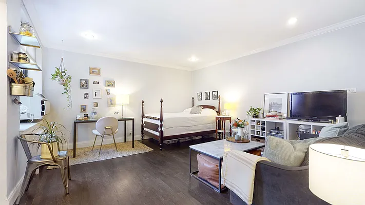 Sold by Bizzarro Agency | media 3