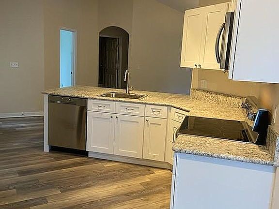 3rd image of 31 Riverina Dr
