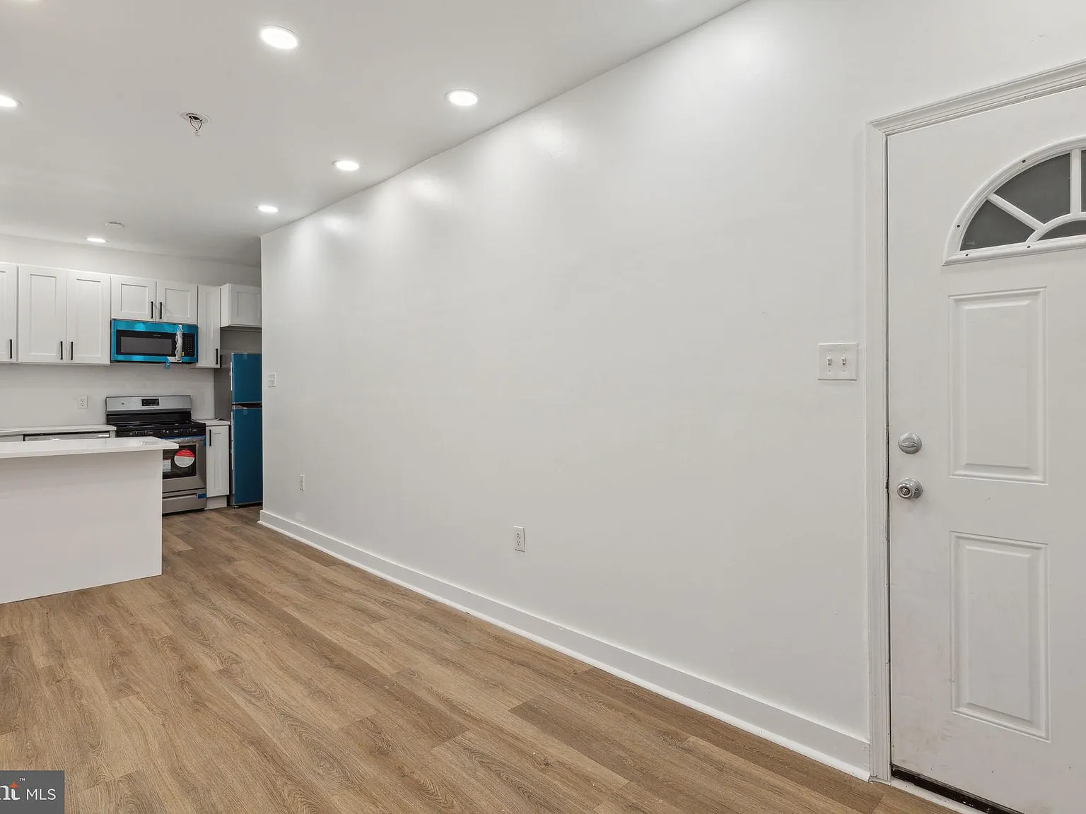 2 bed, 1.0 bath, 2289 sqft, $1,600 — Photo 2