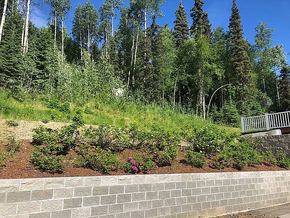Concrete retaining wall 
