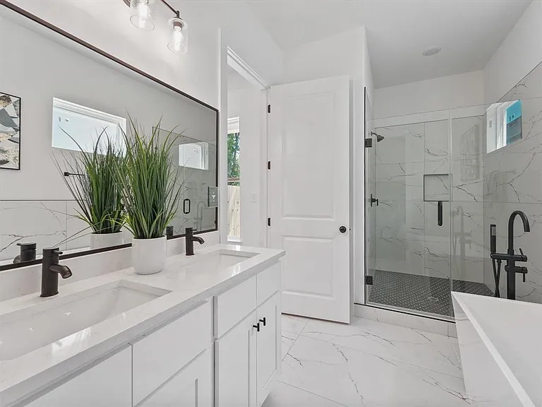 2406 Mann St #D — Photo 9