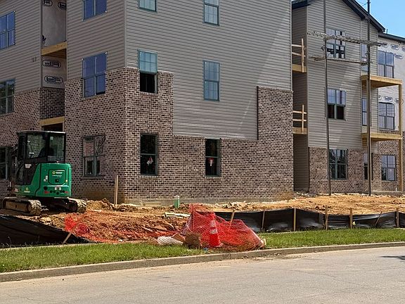 2nd image of 300 Lindenhurst Dr #2