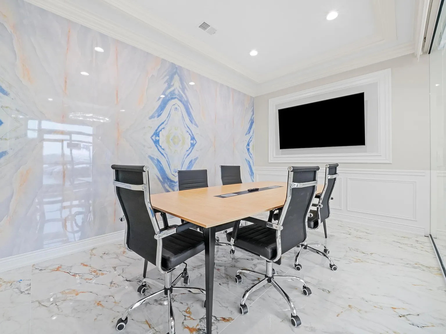 Premier Luxury Apartments — Photo 4