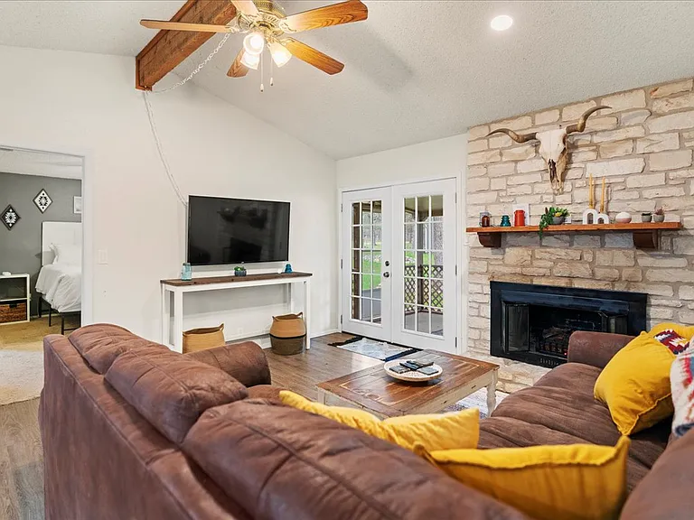 3702 Del Rio Ct — Photo 5