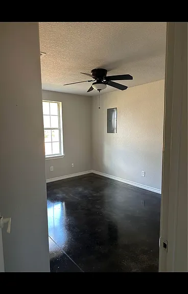 725 E Locust St — Photo 12