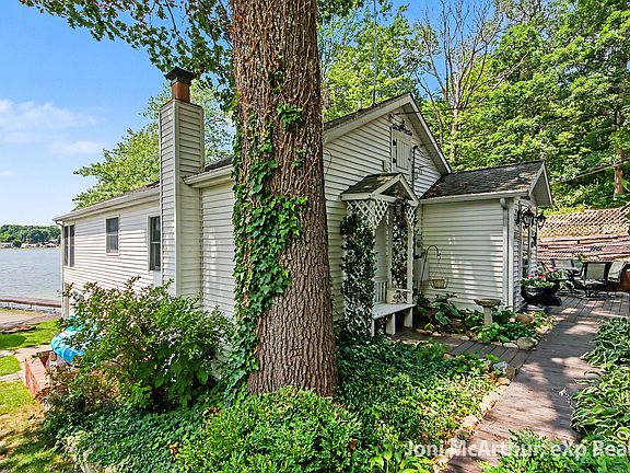 3rd image of 11613 Orchard Park Dr NE